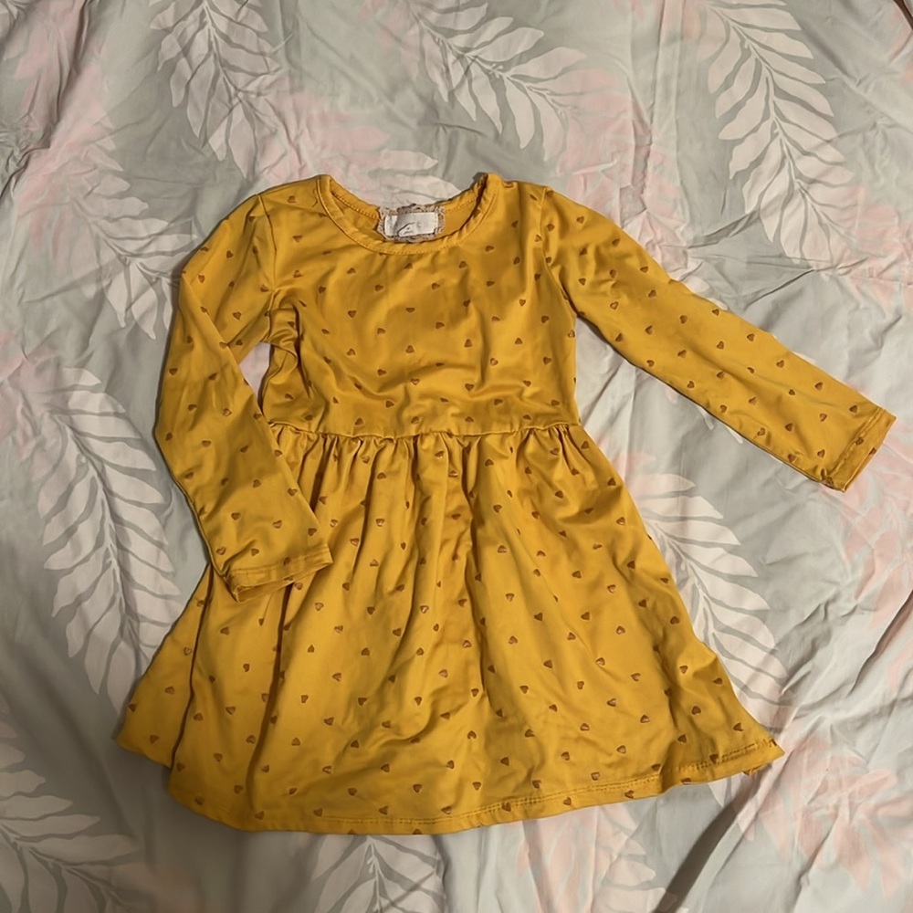 For girls mix a variety of dresses that fits 4-5T